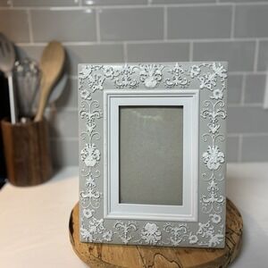 Simply Shabby Chic Rachel Ashwell 4"x6" Gray & White Embossed Photo Frame *READ*
